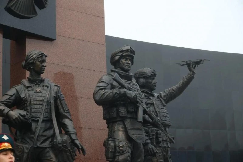 Памятник Героям СВО открыли на Площади Воинской Славы Хабаровска
