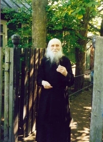 Жизни светлая дорога Вьется лентой пред тобой. Помни, друг мой, сердцем Бога И люби Его душой. Будь 