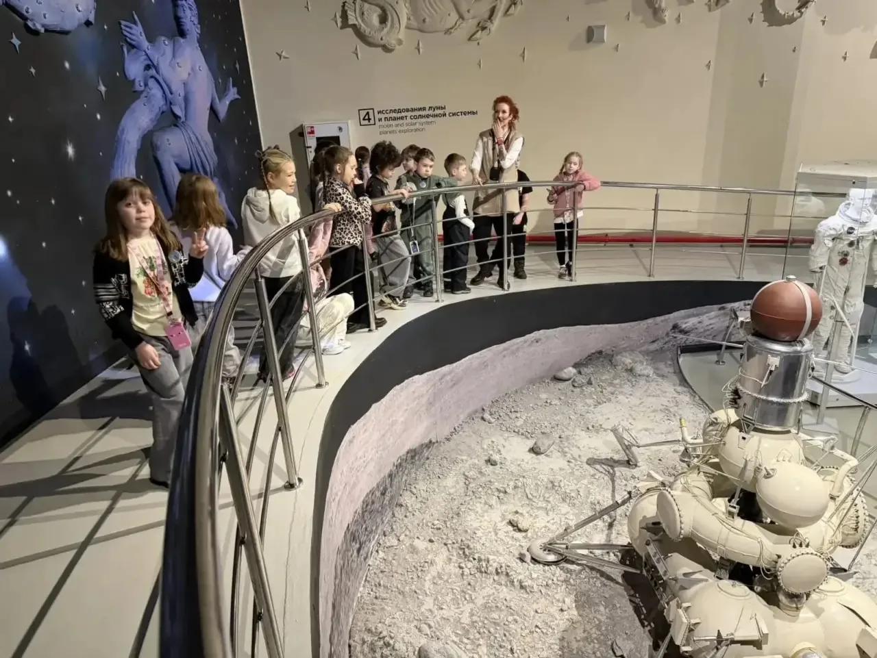 🚀 Первые шаги в космосе: экскурсия в Музей космонавтики  📅 17 марта ученики 1А и 1В классов отправил