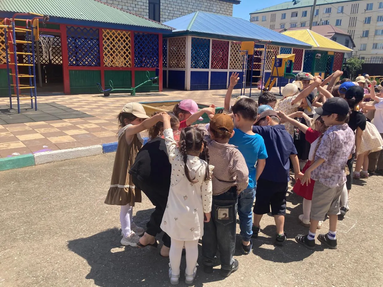 Подвижная игра"Ручеек".