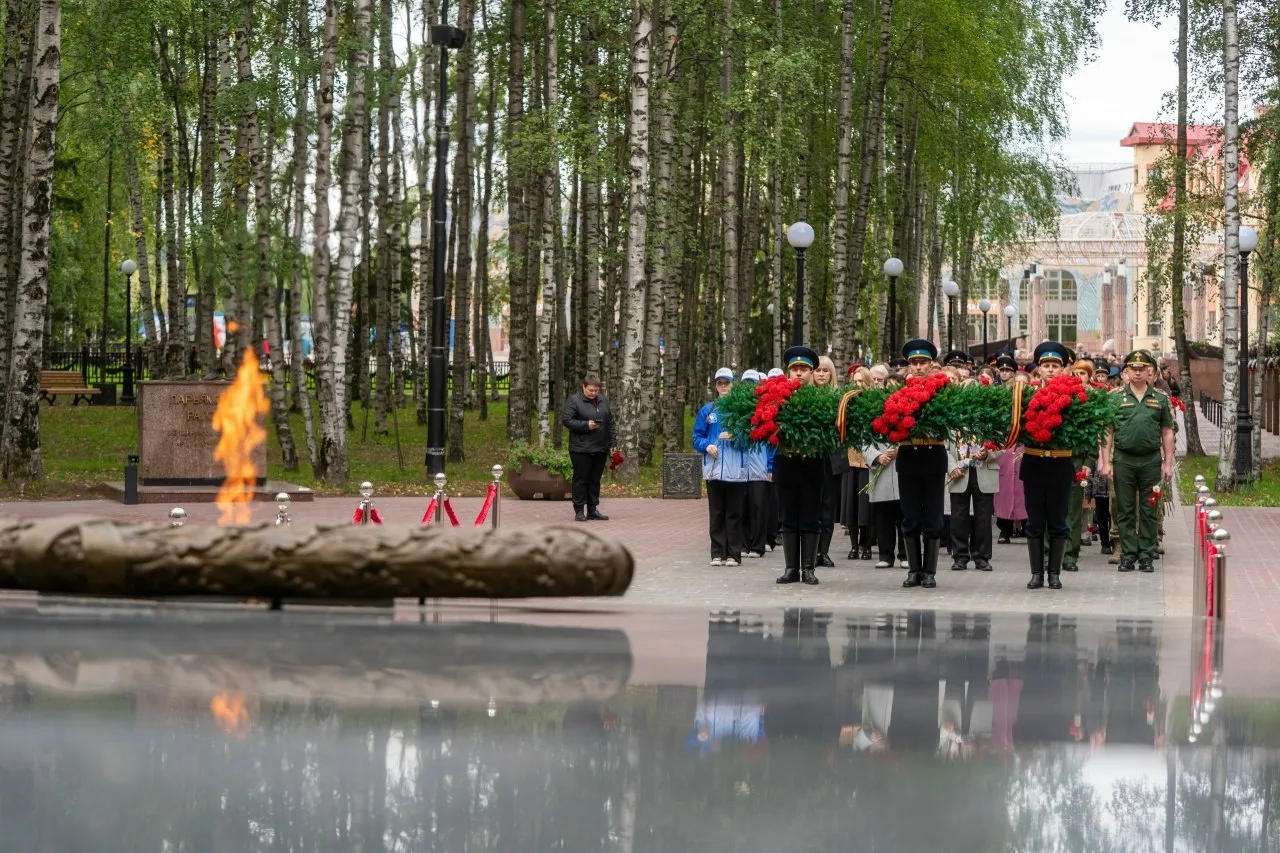 В парке Победы Ханты-Мансийска прошло торжественное возложение цветов к Мемориалу Славы...