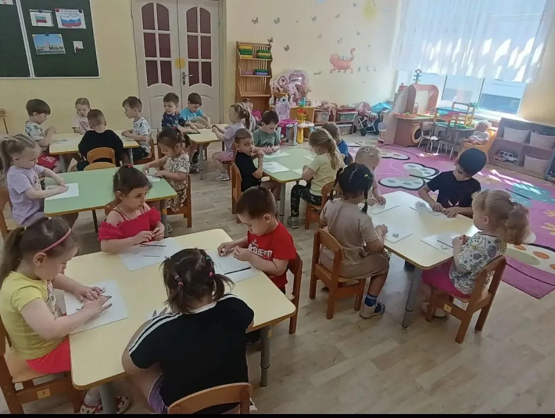 В преддверии праздника Дня России в дошкольном отделении "Радуга" в младшей группе "Фиалка" прошло у