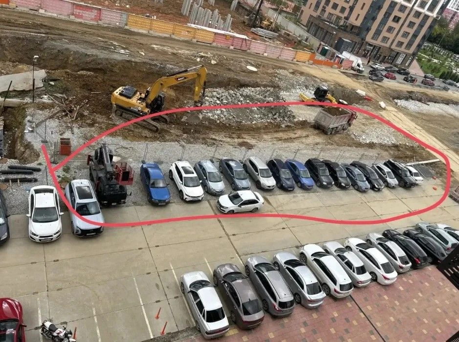 ПРОСЬБА УБРАТЬ ПРИПАРКОВАННЫЕ АВТОМОБИЛИ