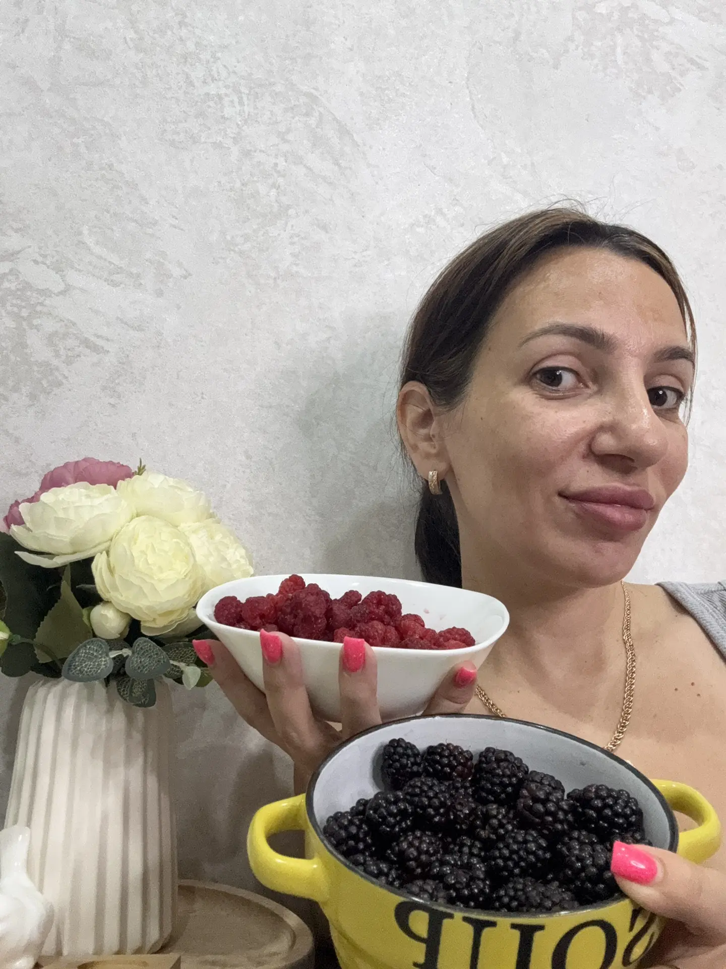 Картина «Девушка с ягодами»🫐

Это Витю послала в магазин за маслом, а возле магазина сидела бабулич