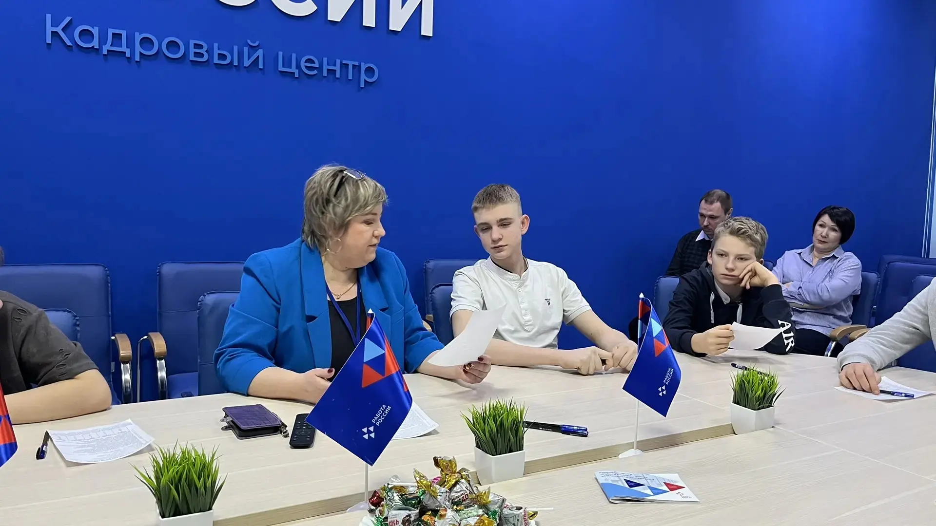 Сегодня в Кадровом центре «Работа России» прошла увлекательная экскурсия для школьников!  Ребята наш