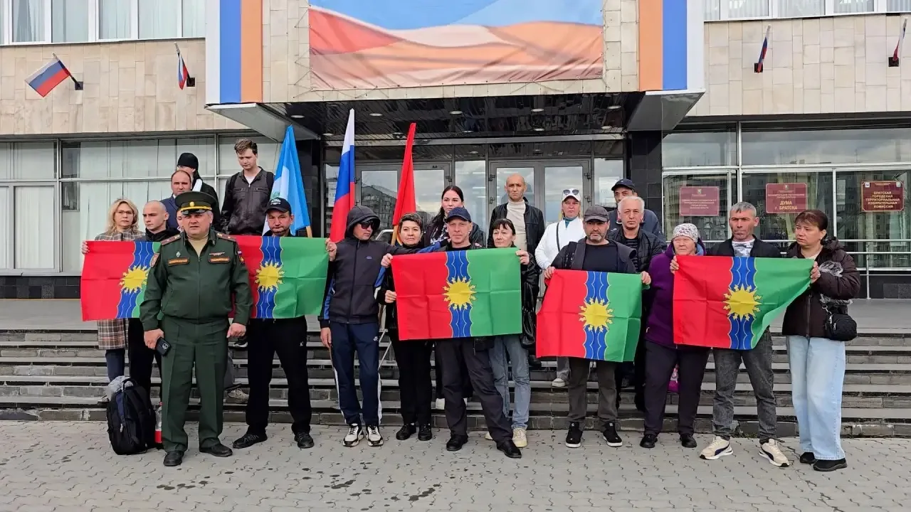 🇷🇺 Рано утром от здания администрации города Братска в сборный пункт города Шелехов п...