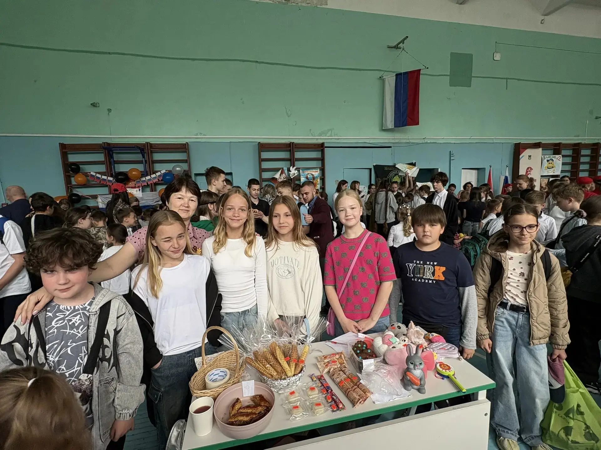 🍰 Добрая ярмарка в нашей гимназии! 🧸 Вчера мы все вместе — ученики 4 Г и других классов, родители и 