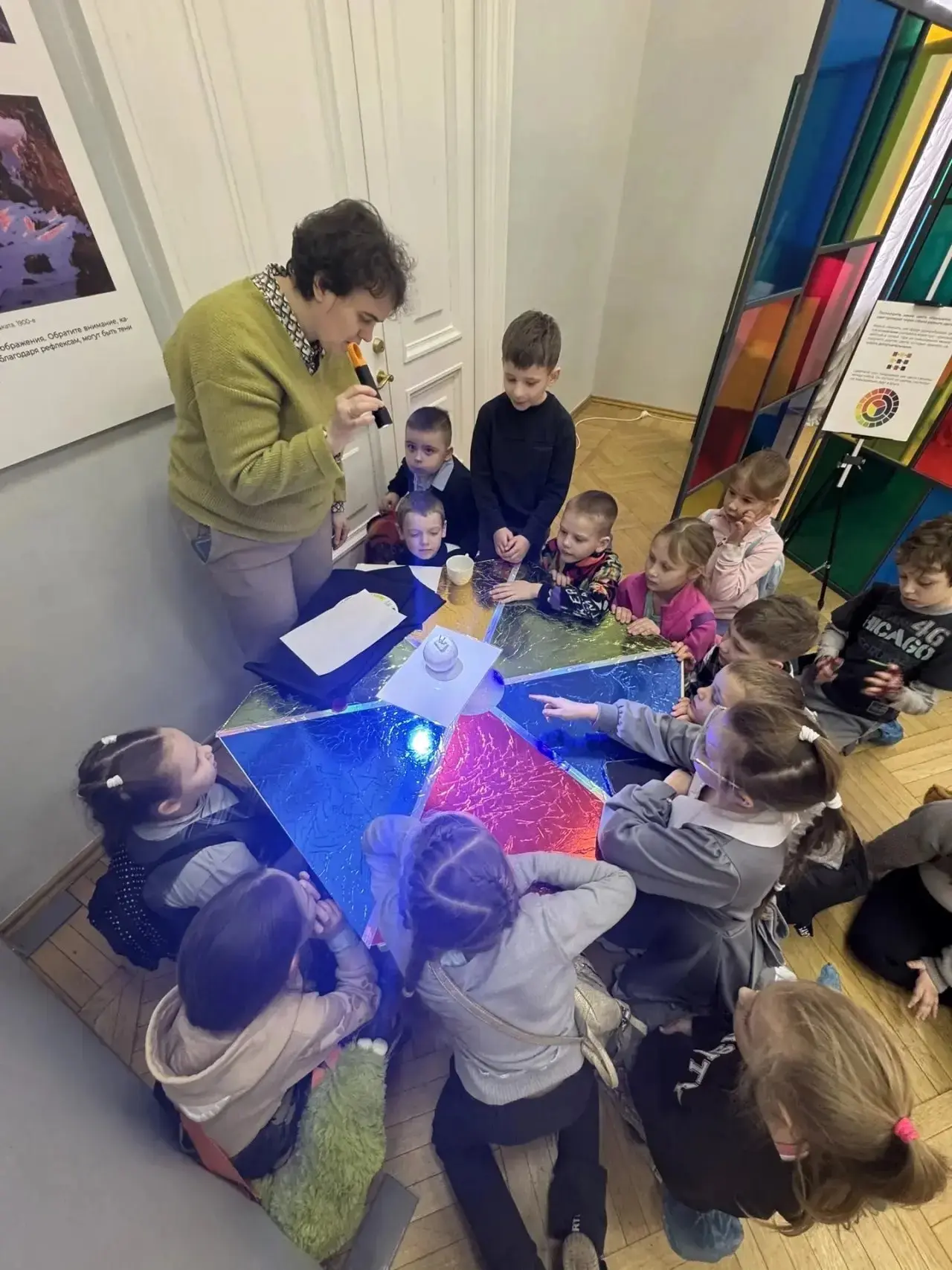 🎨✨ Когда искусство оживает в свете…   Наши первоклассники побывали в «Русском музее» на необычной пр