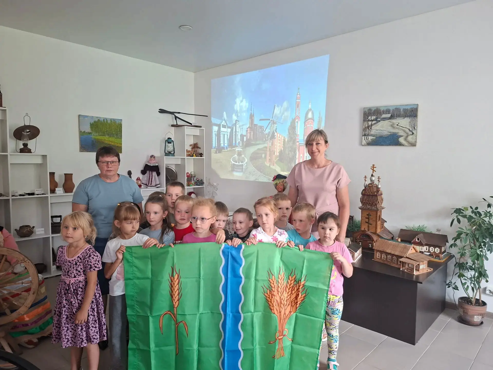 ГОТОВИМСЯ К ПРАЗДНИКУ!🎉Интересный познавательный час  для воспитанников старшей группы...