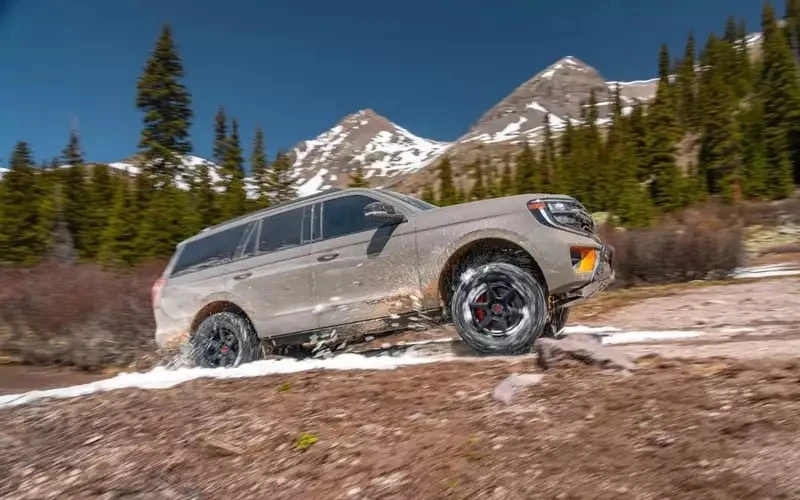 8-местный внедорожник Ford Expedition превратили в 700-сильного «Хищника»

Американское ателье Henne