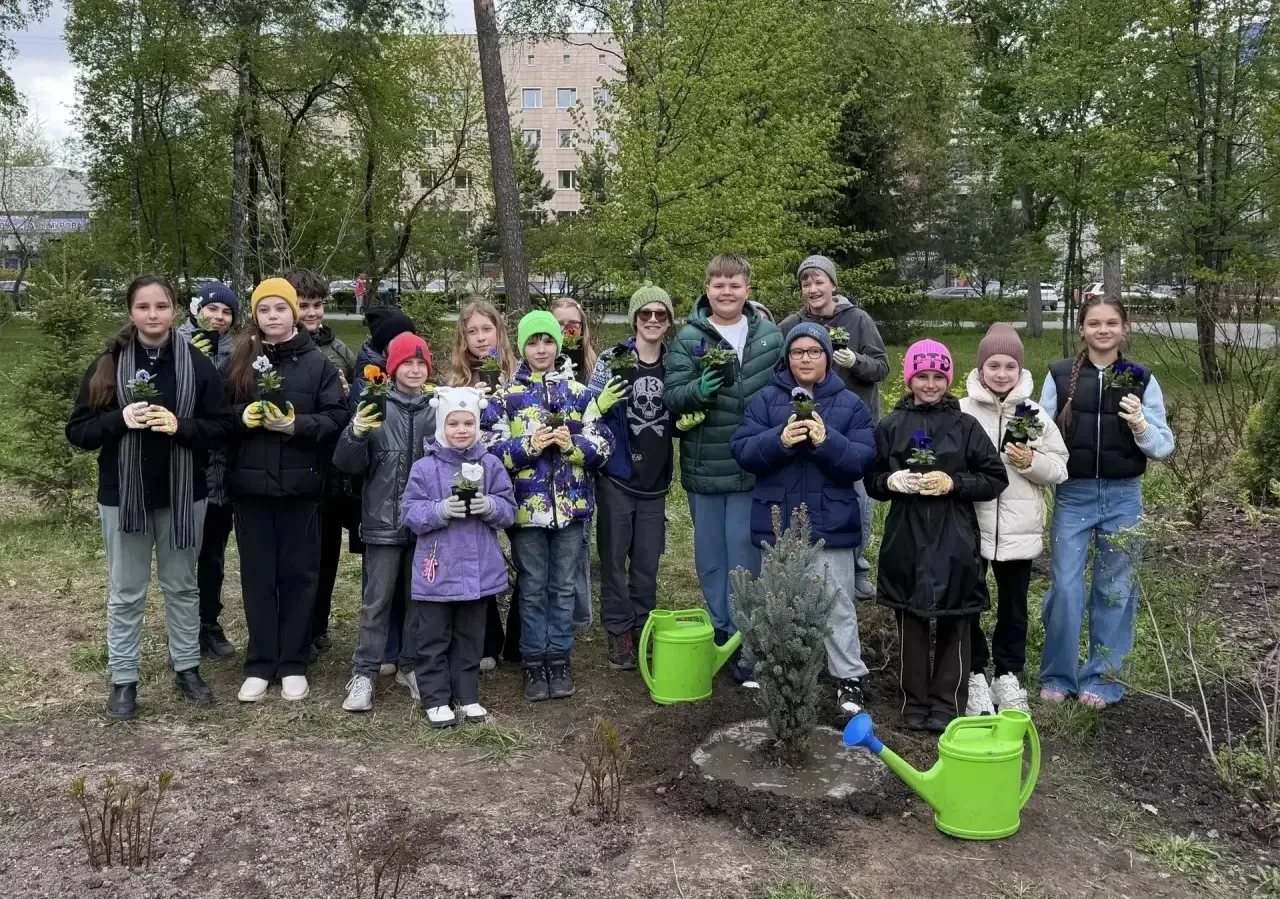 Добрый след на земле: 4В посадил ёлку в центральном парке! 🌲💚