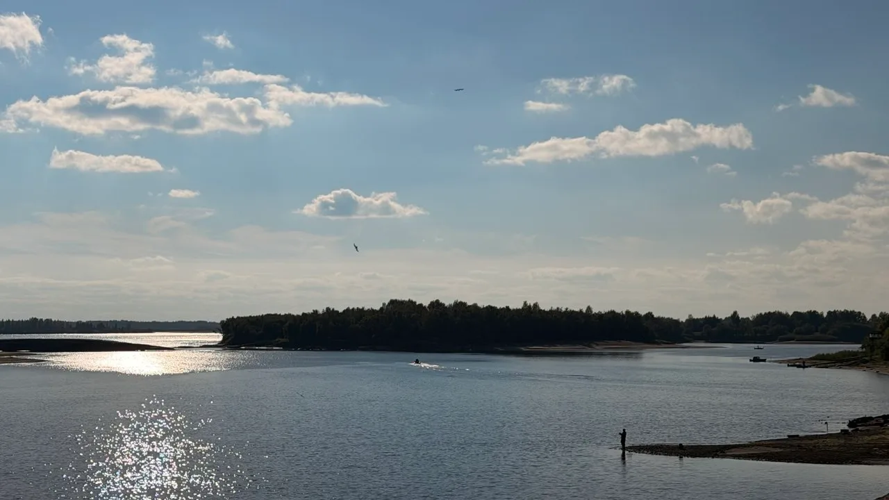 🌦☁⛅🌥 Днём в Сургуте +25°С. Малооблачно. Ветер юго-западный до 4 м/с.