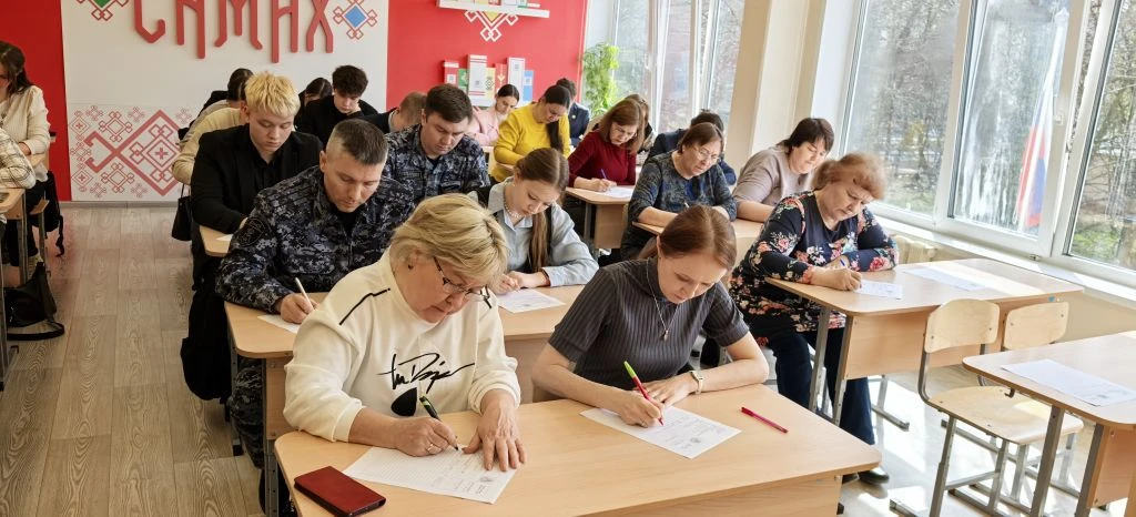 Один диктант — два континента! Как 40-я школа объединила весь мир вокруг родного слова 🌍✍  Ака уйăхĕ