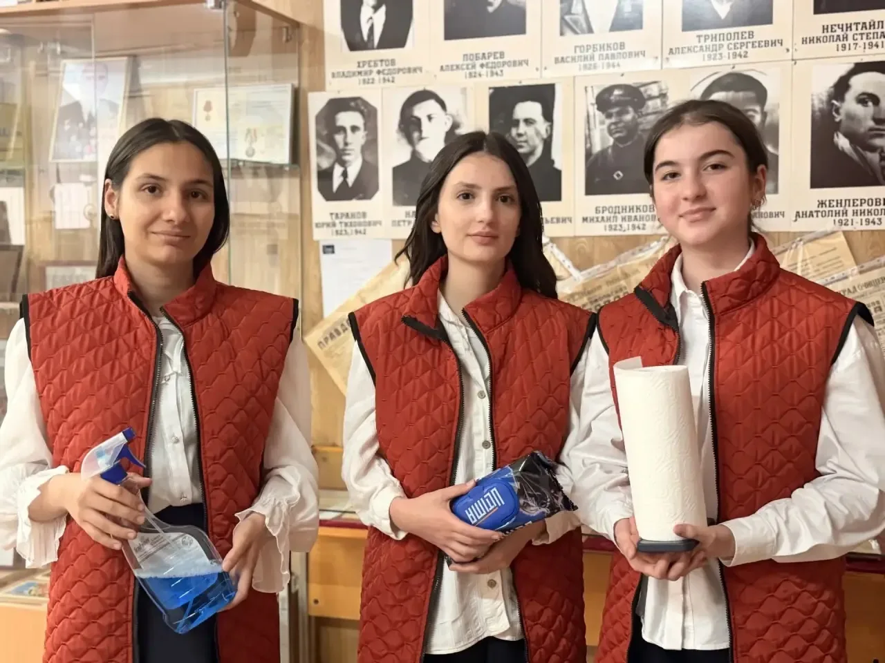 🗝️Порядок и память  🧹 18 мая, в День музеев, волонтёры лицея №1 г. Усть-Джегута провели уборку в муз