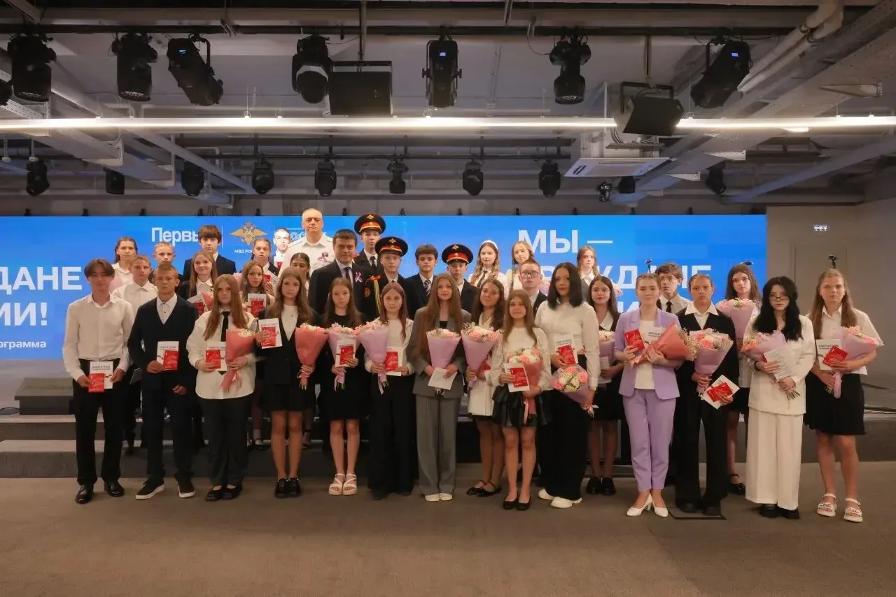А мне первый паспорт губернатор вручил! 

🤩 Смело могут заявить ученики Гимназии Софья Кособокова и