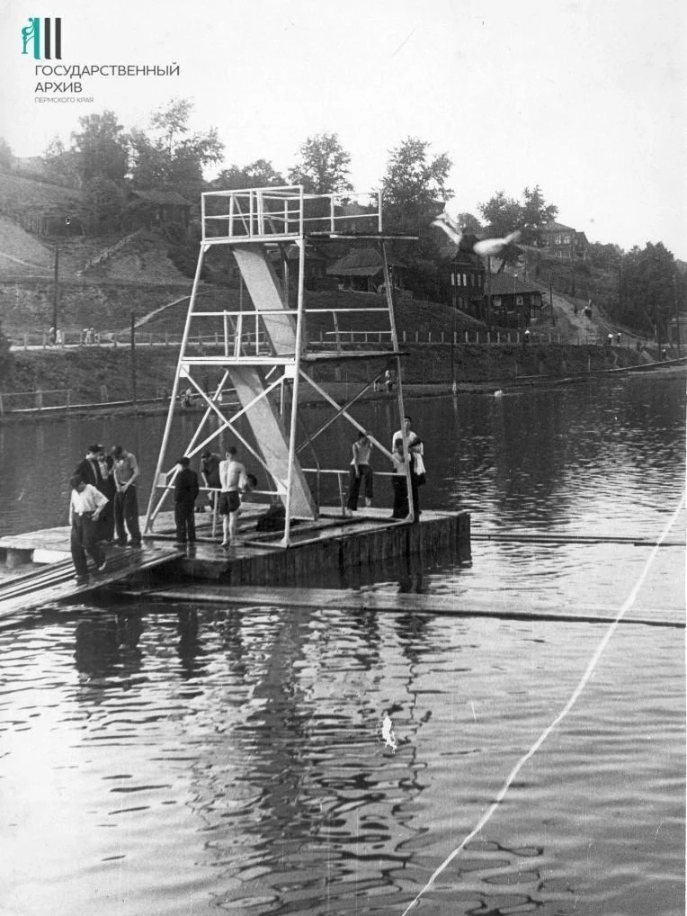 Вышка для прыжков в воду на Мотовилихинском пруду, 1965 год.