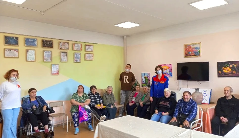 Наши проживающие всегда с нетерпением ждут новых встреч со студентами-волонтёрами КемГУ — и вот очер