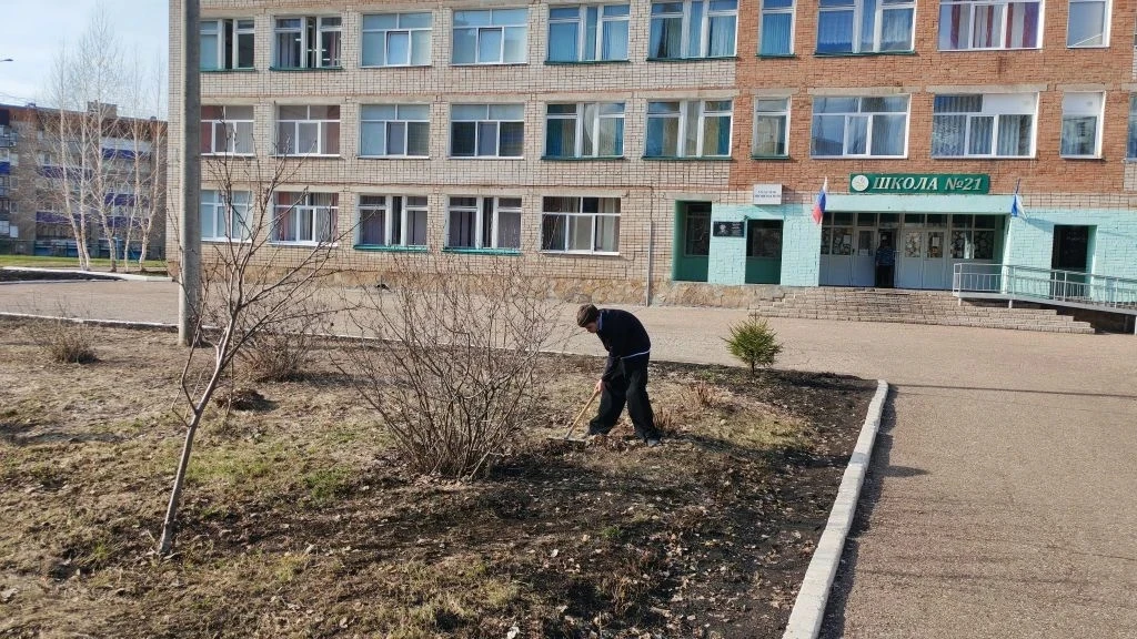 Весеннее солнце светит ярко, птицы поют, а школьный двор ждёт преображения — настало время традицион