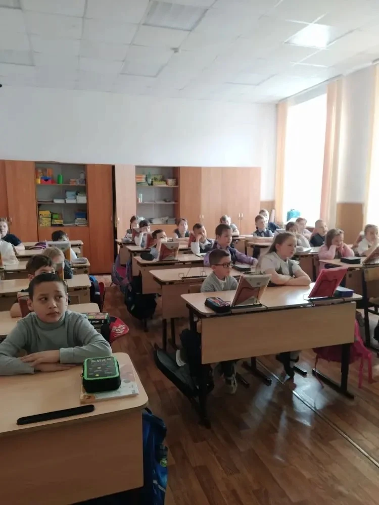 🇷🇺РАЗГОВОРЫ О ВАЖНОМ  🔔 Утро понедельника 20 апреля 2026 года в нашей школе традиционно началось с и