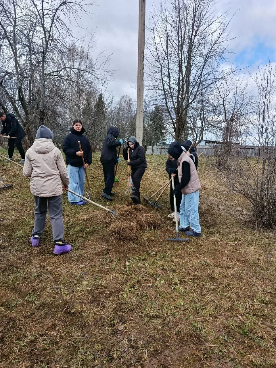 🏫Школьный двор и сад готов к праздникам: итоги субботника.
 🌿В преддверии Первомая ученики школы п