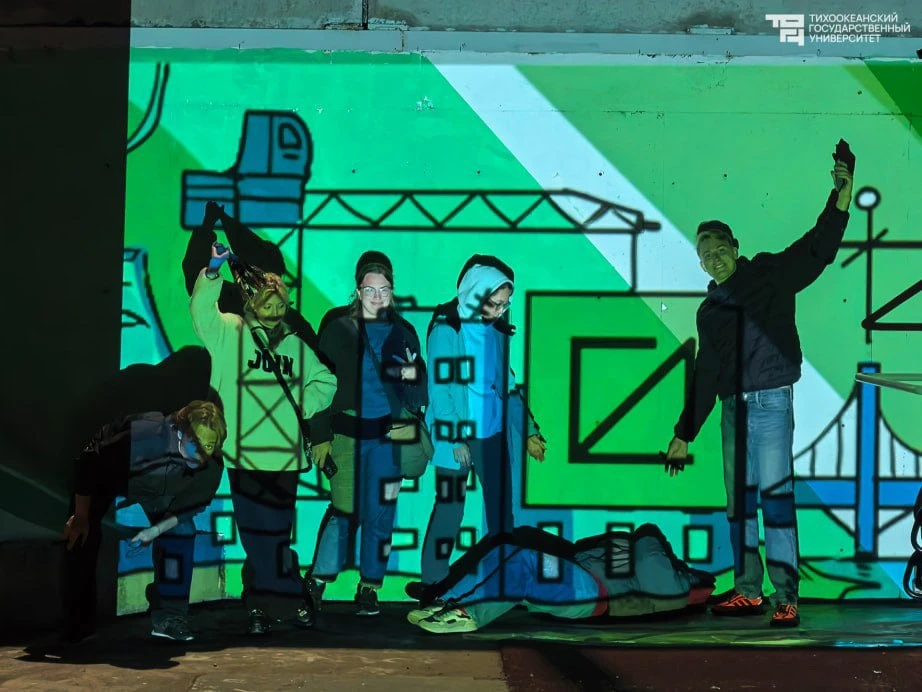 Хабаровская дамба теперь на студенческой волне: там появился 130-метровый мурал о ТОГУ