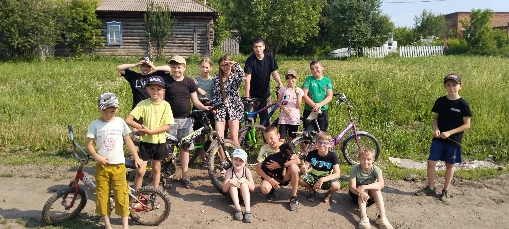 17 июня в селе Озеро-Красилово юные жители  приняли участие в соревнованиях «Безопасное колесо». Для