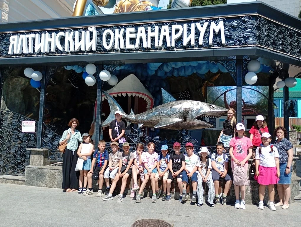 🏞️ Воспитанники оздоровительного лагеря "Дружба" МБОУ "ЯСШ 8" посетили Ялтинский океанариум.
#Ялта_