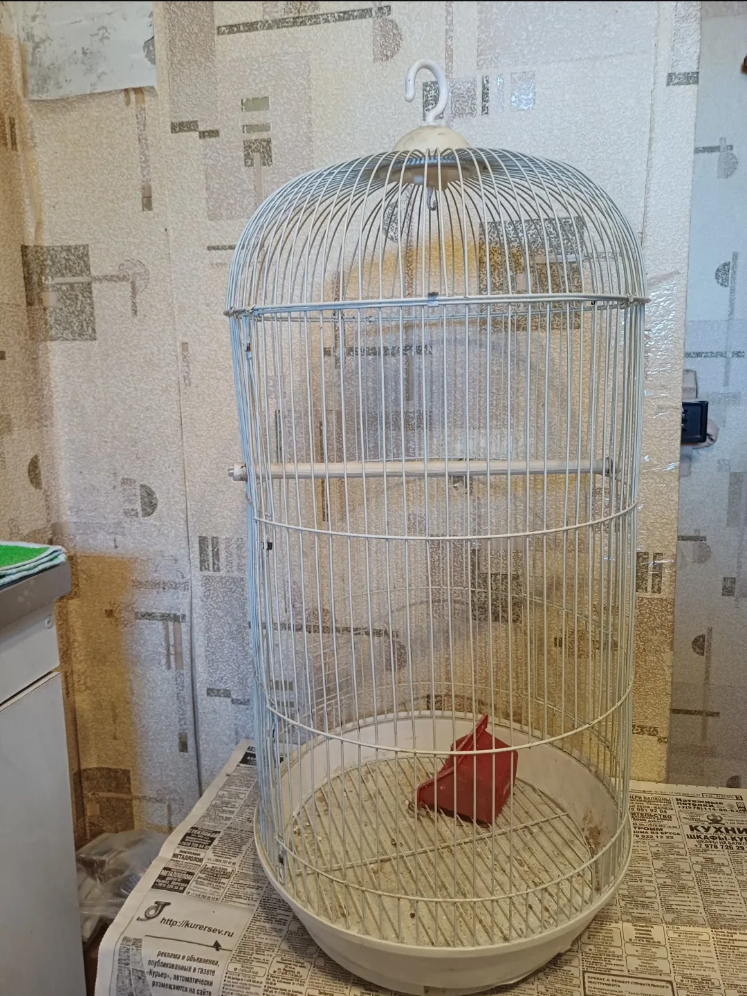 Продам клетку для попугая, к ней есть жордочка и кормушка, 35х62см, 700 руб..