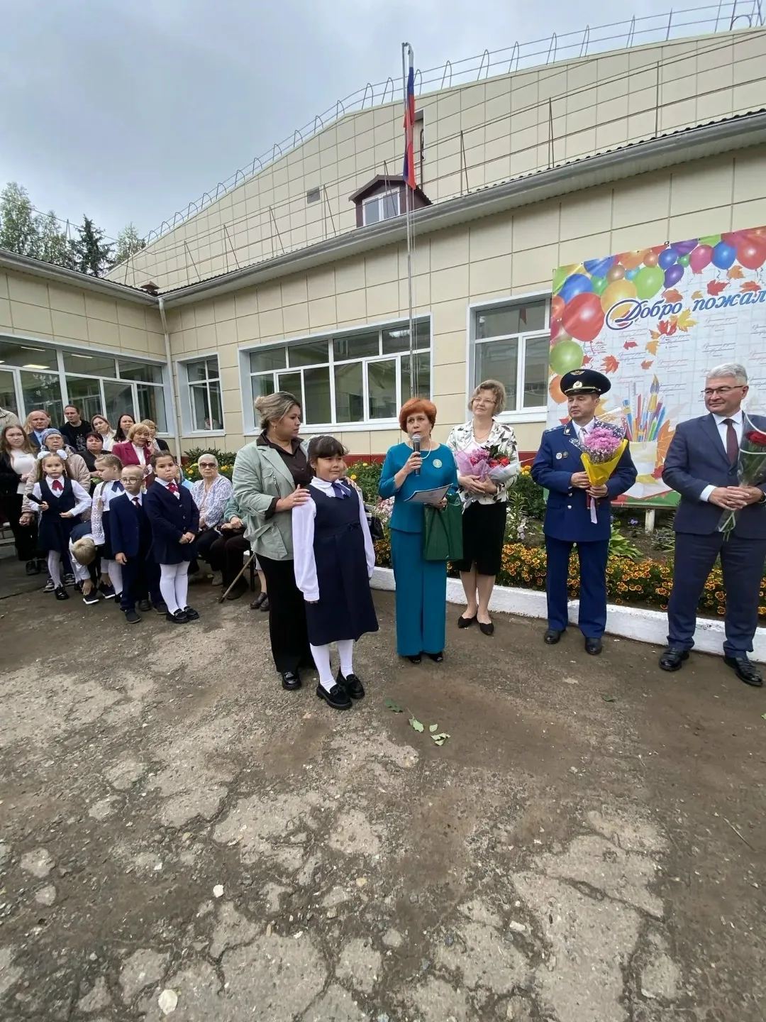 Гордость за своих героев: День знаний в Оршанской школе объединил поколения ❤