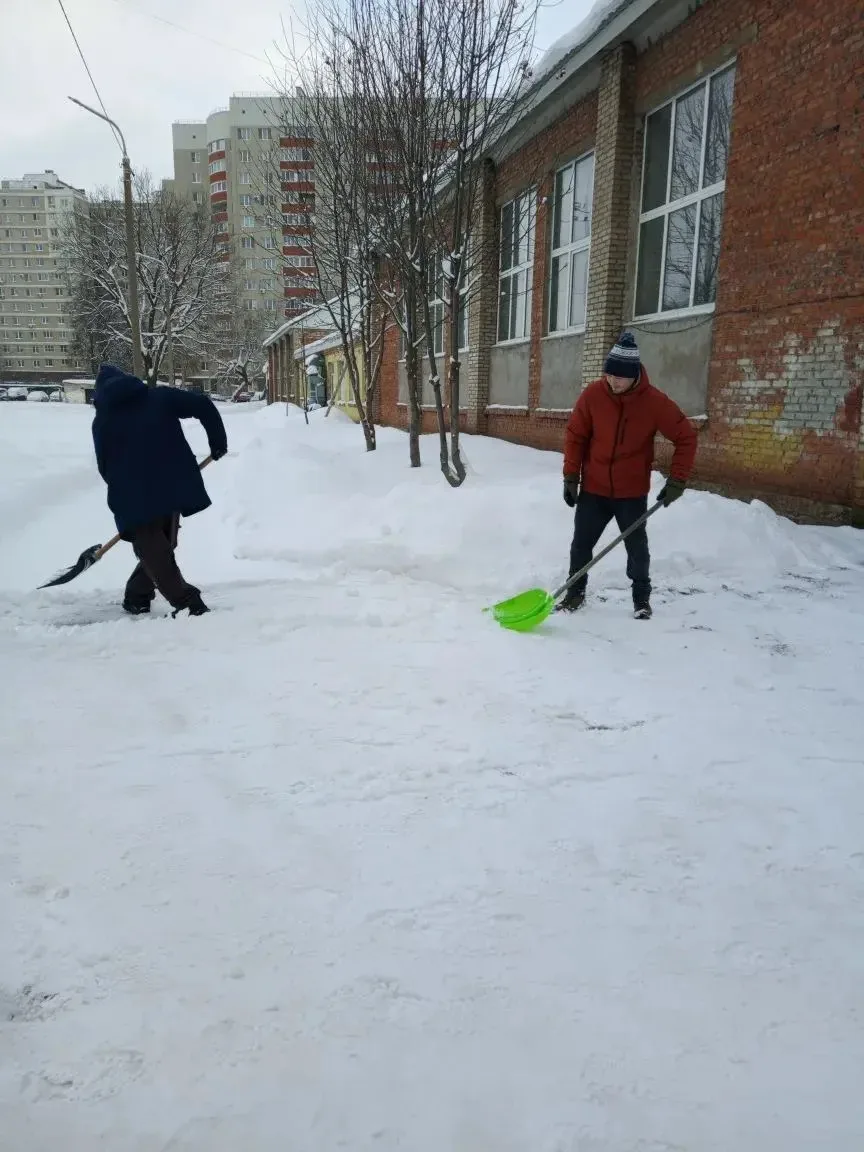 🌨️❄️ Уборка снега в нашем Лицее! ❄️🌨️  После сильного снегопада наша территория оказалась под толсты