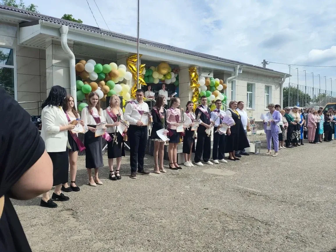 Последний звонок — это особенный момент для каждого выпускника 🔔