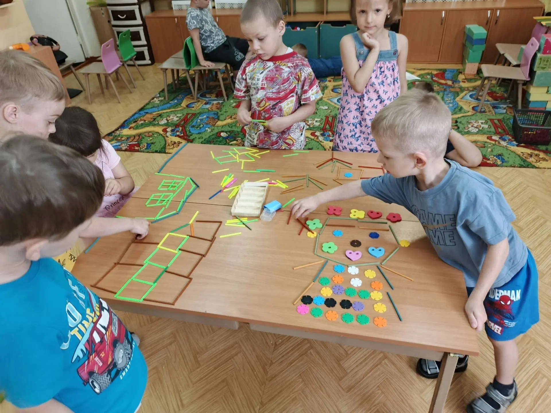 Лето — это маленькая жизнь, и она кипит не только на прогулках, но и в  группах! ☀️
