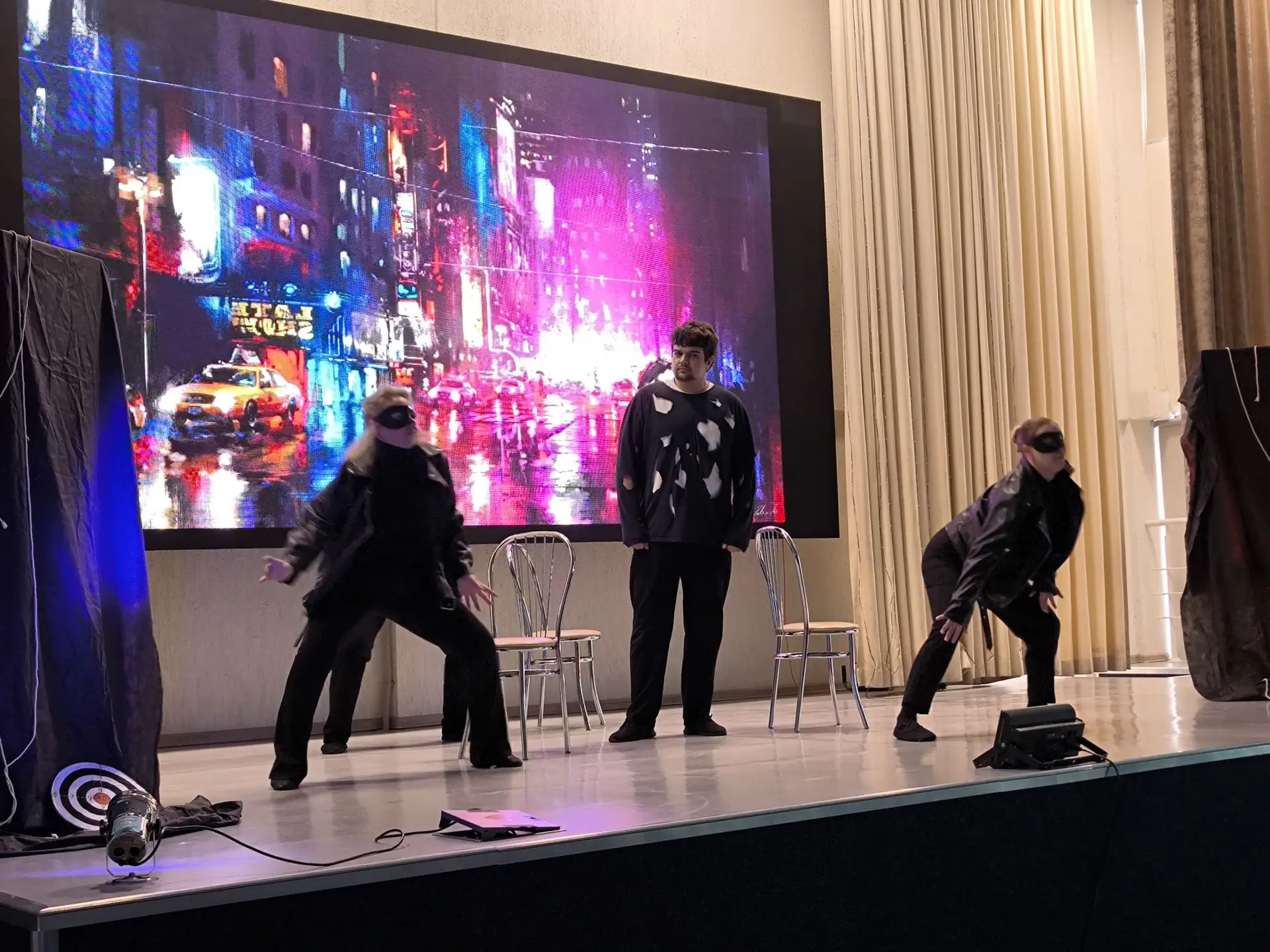 Творческий коллектив Клуба "Искорка" показал для нашей школы спектакль «Иллюзия свободы». Это не про