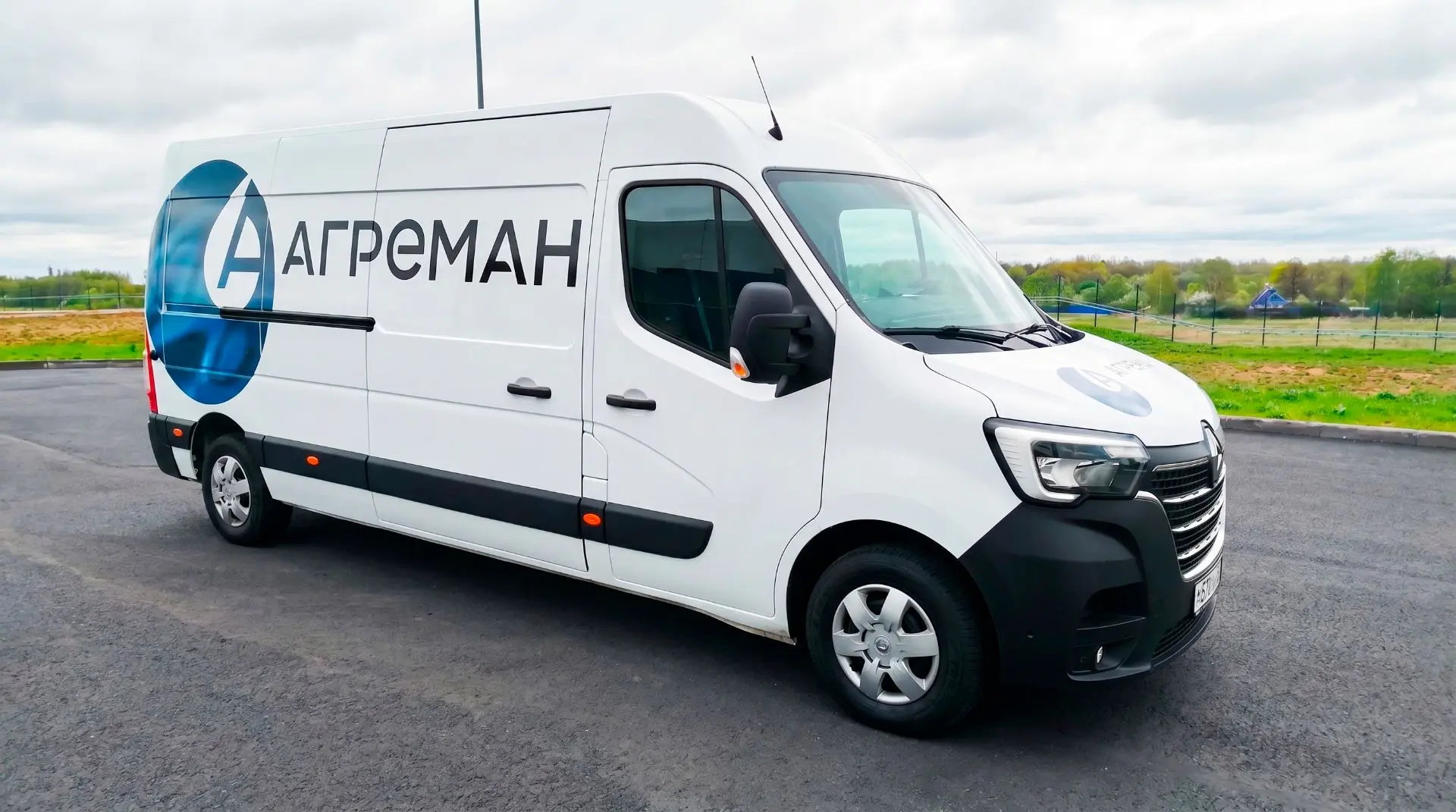 В мае автопарк «Агреман» расширился — к служебному транспорту присоединился брендирован...