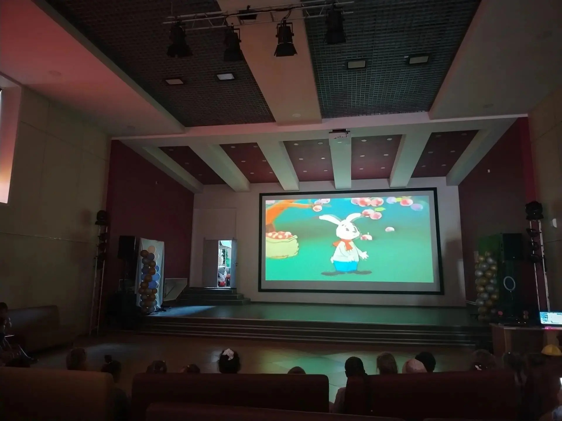 🎬В ДК с. Прохоры состоялся показ мультфильма «Мешок яблок».  Это невероятно добрая и п...