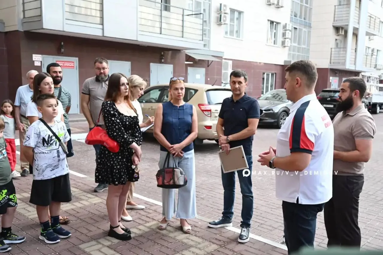 Вчера вечером встретился с жителями одного из домов в центре, который получил поврежден...
