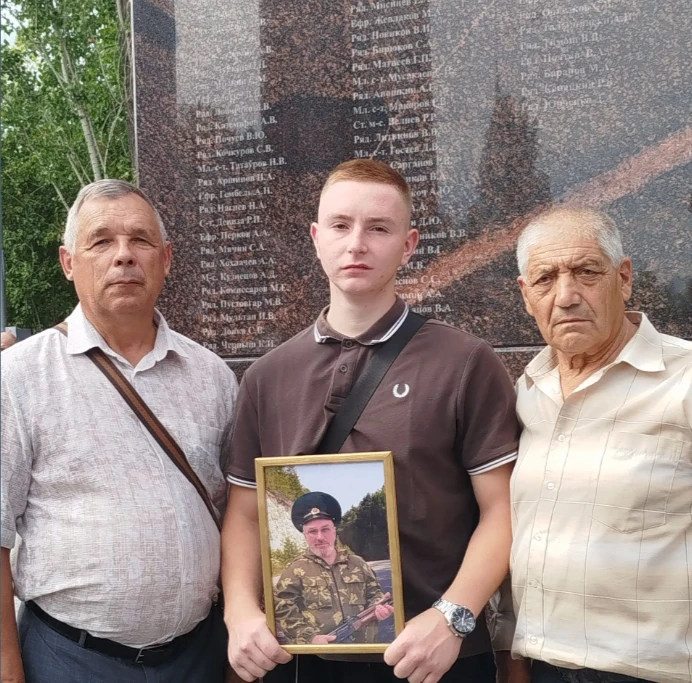В Саратове почтили память героев специальной военной операции!