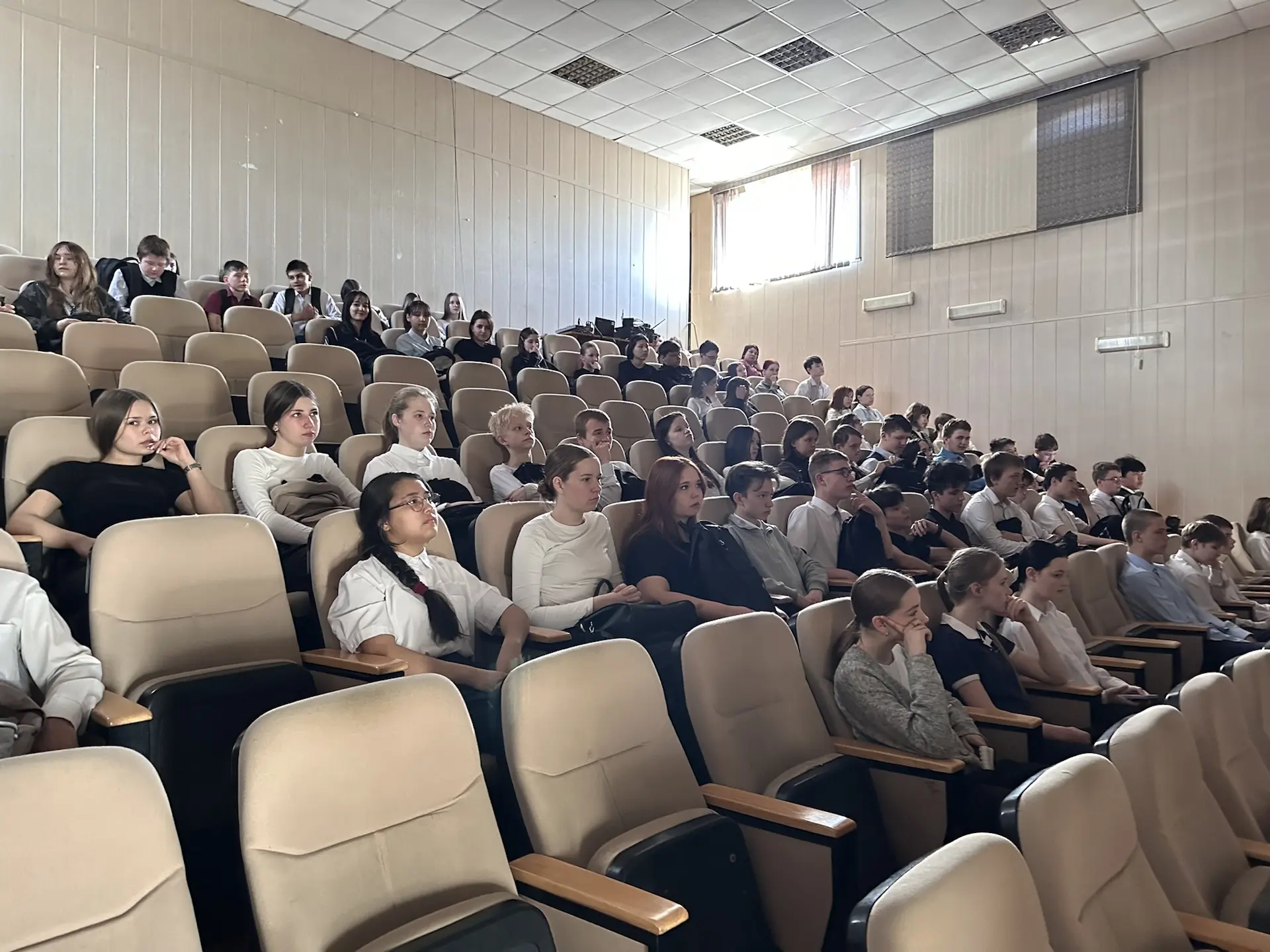 Сегодня в нашей школе — день особенный. Восьмиклассники завершают кинопоказ просмотр фильма «Крик ти