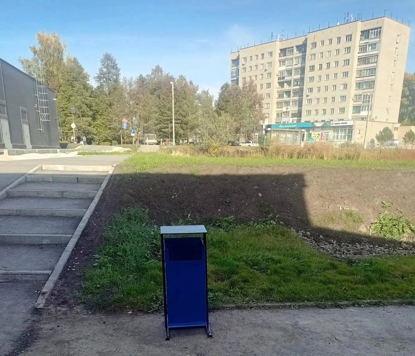 Новые мусорные урны установили обские коммунальщики на остановке «Больница» и в районе ...