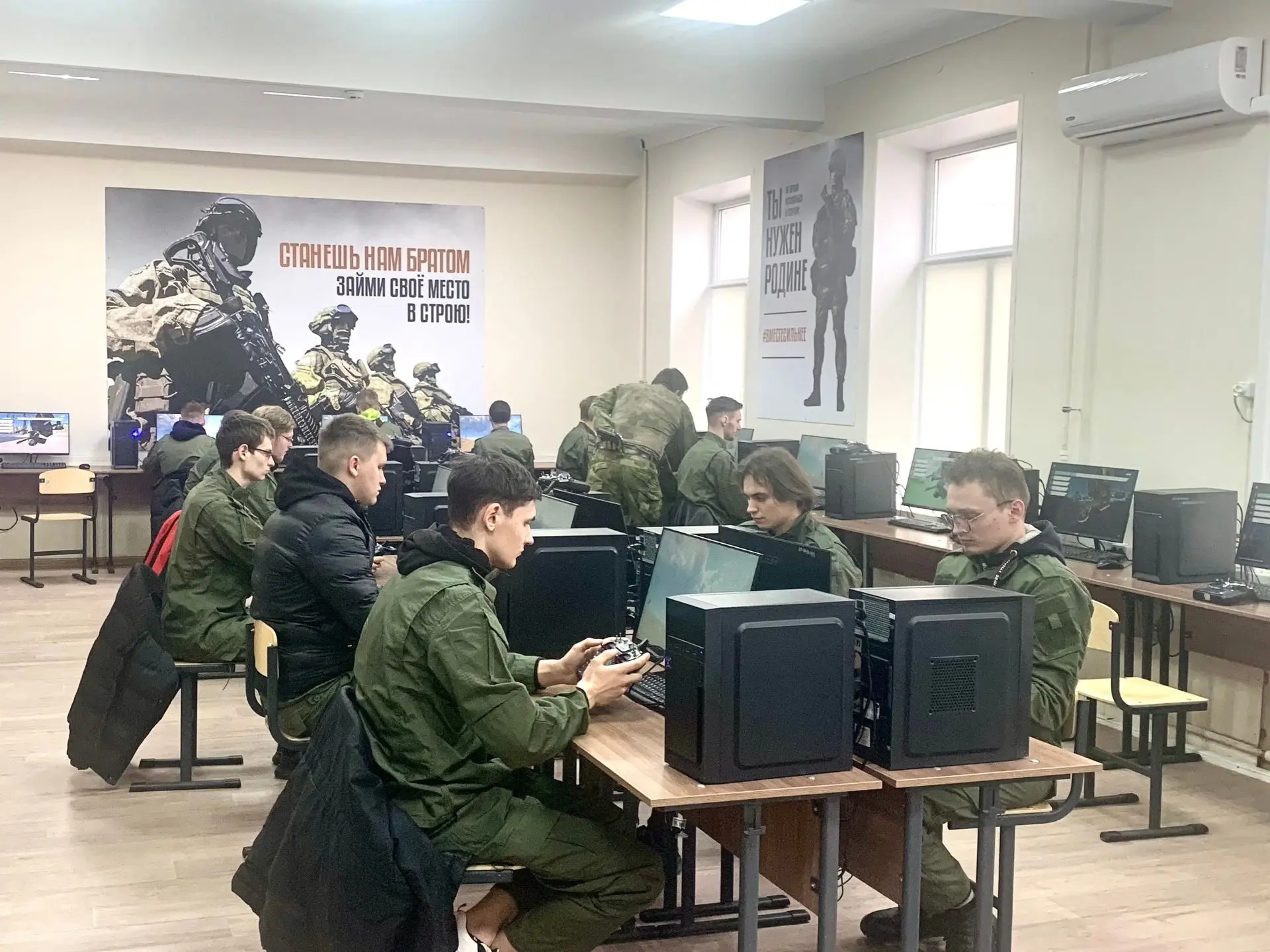 💪 Тренируем силу, уверенность и готовность к любым вызовам! Более 250 студентов из Старооскольского 
