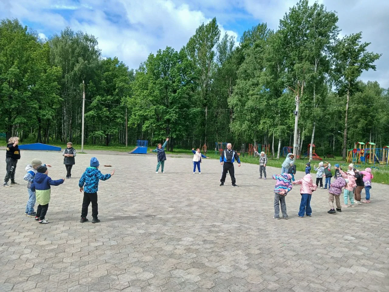 Встреча поколений: «Зарядка на свежем воздухе — секрет активного долголетия!