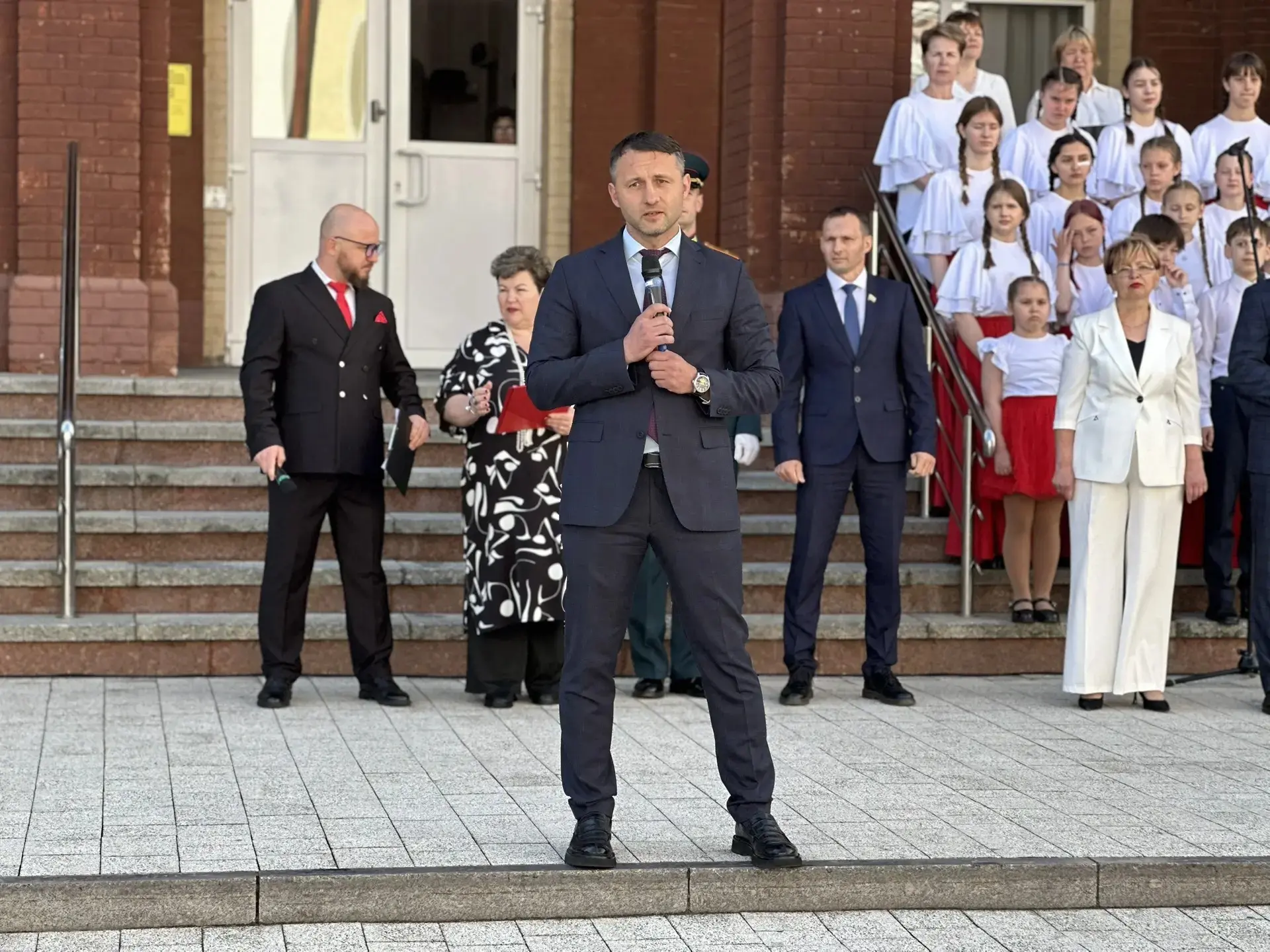 Глава округа Виктор Вобликов поздравил выпускников с «Последним звонком»  Сегодня для тысяч школьник