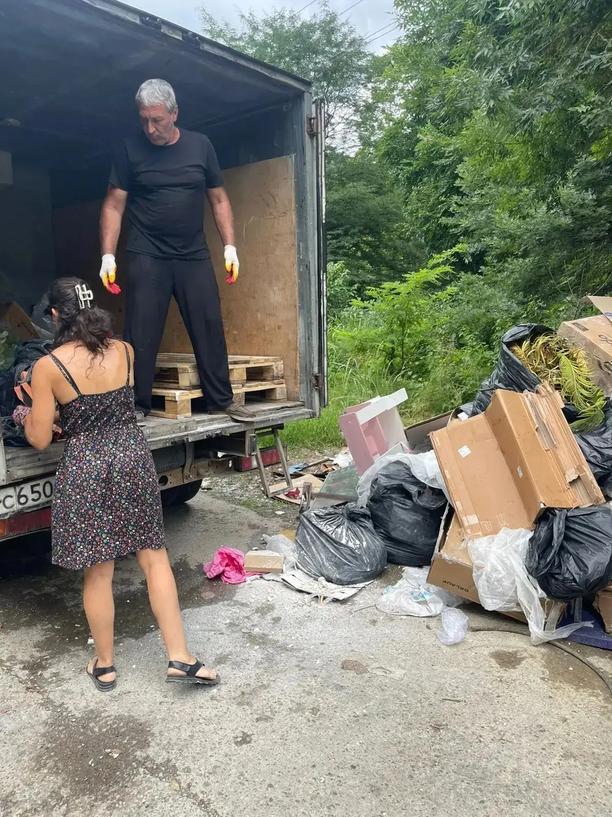 🗑 В Мацесте на аллее Челтенхема пара выгрузила целый кузов хлама из «ГАЗели» прямо в о...