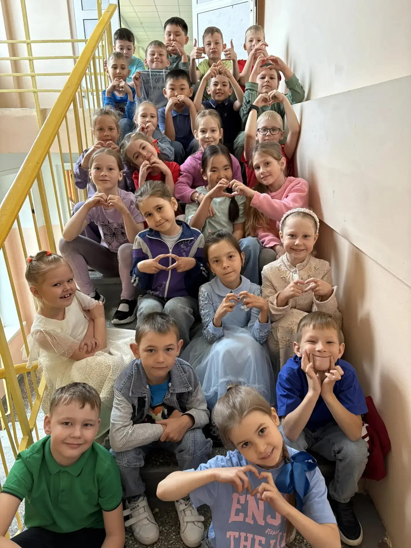 День разноцветного настроения — состоялся!🌈  Вчера наша школа стала по-настоящему яркой, необычной и