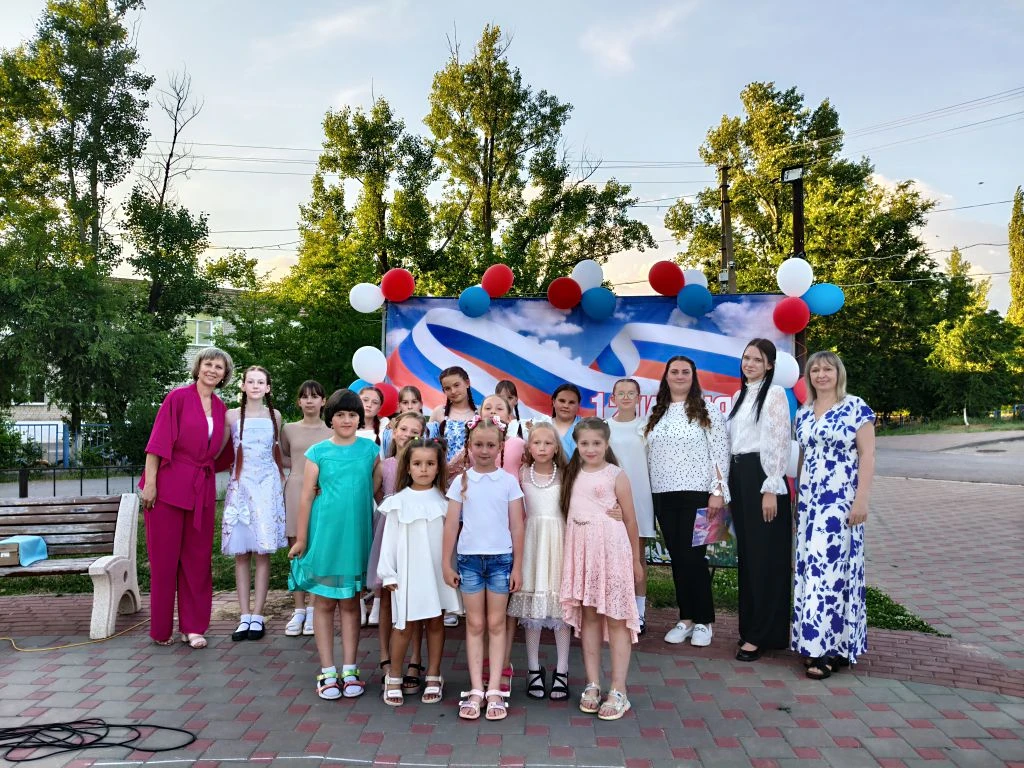 🇷🇺 Снежные зимы, лето с росой,
Край наш любимый, вечно живой.
Россия, ты — моя судьба,
С тобой сил