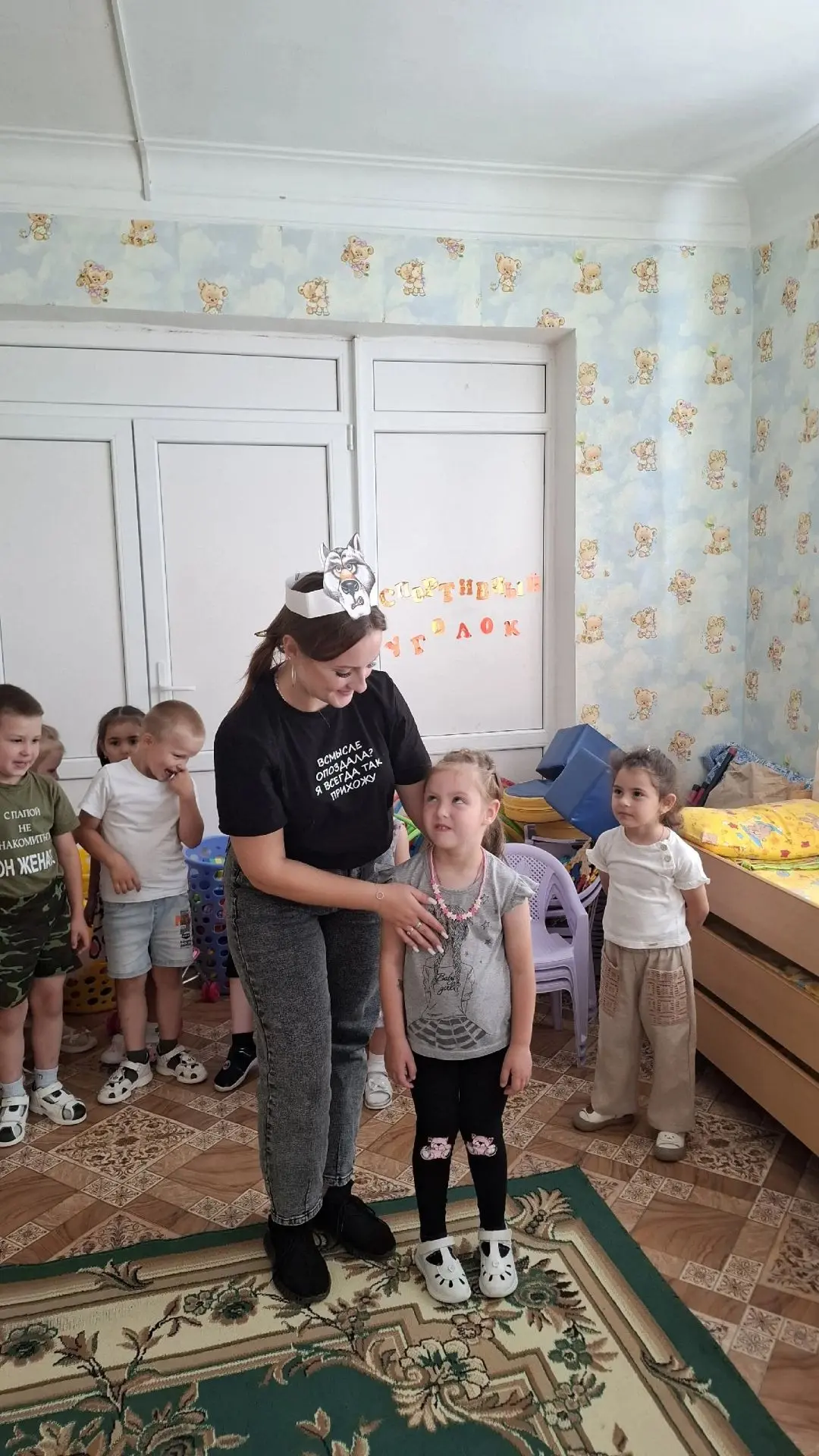 Подвижная игра «Волк, который час?» развивает внимание, ловкость и координацию движений, а также обу