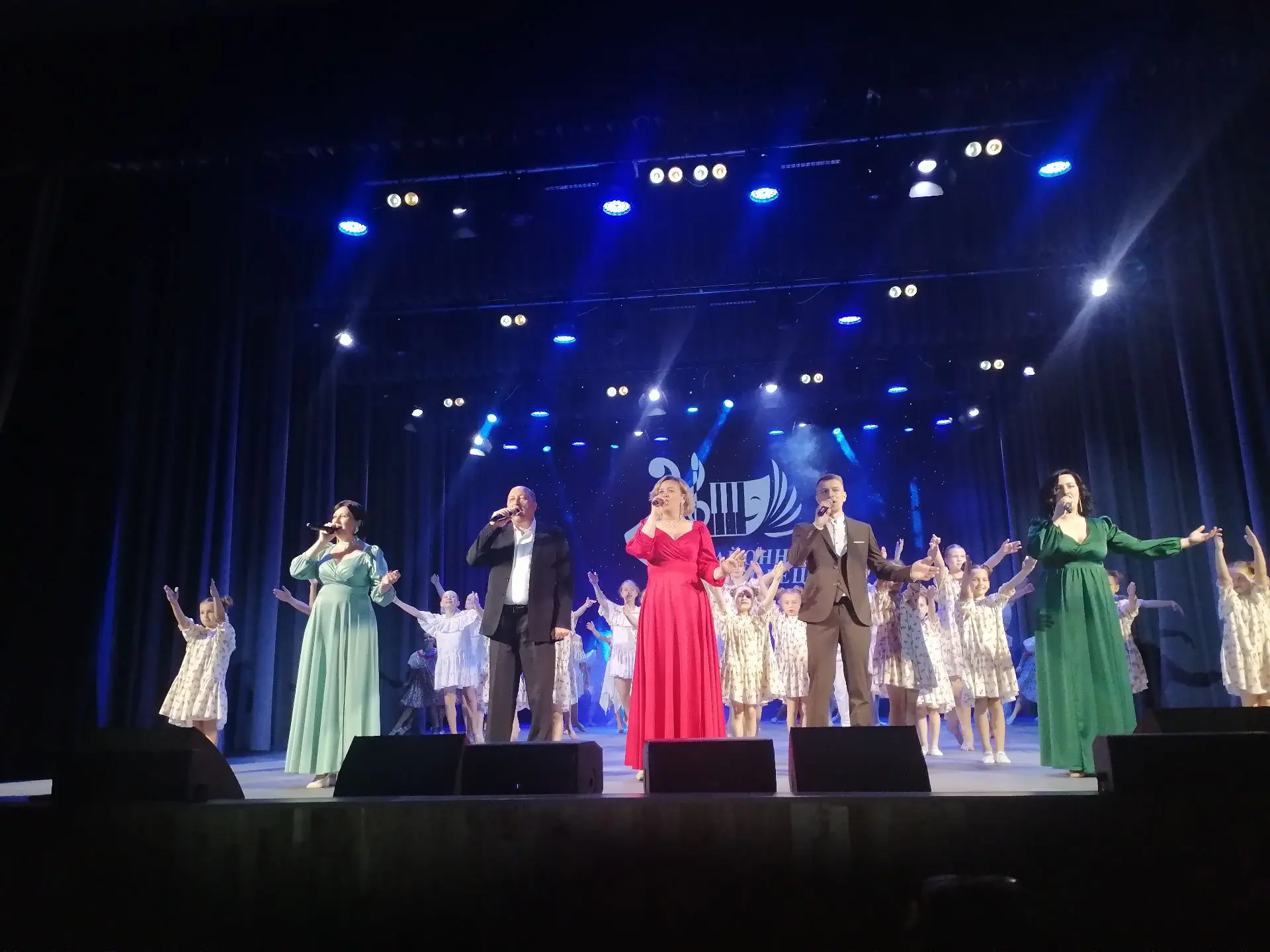 Яркая программа концерта «Здравствуй, зритель!» порадовала сальчан после капремонта РДК
Дворец культ