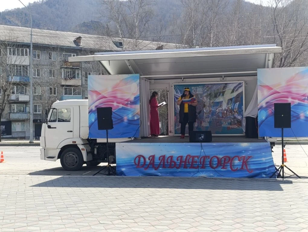 В сквере «Звезда» дальнегорцы отпраздновали «Цветущий Первомай»  Праздничный концерт, посвященный Дн
