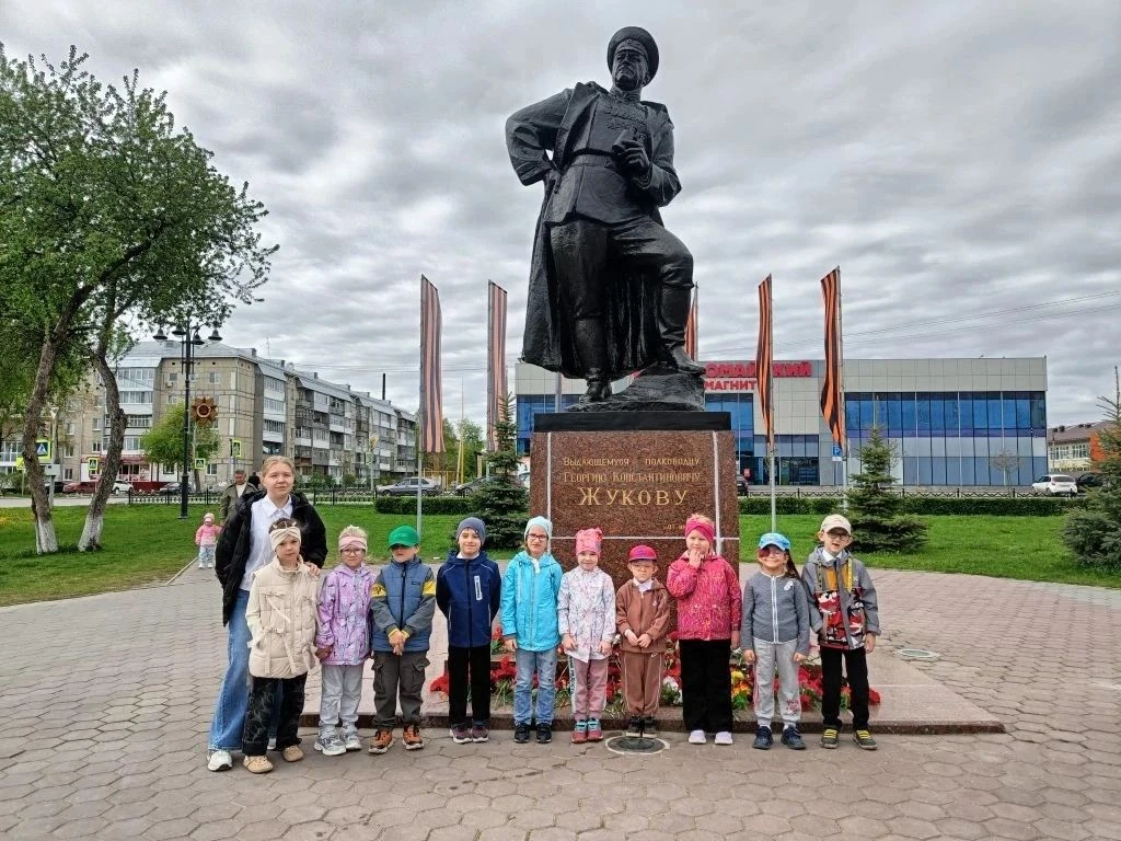 В преддверии 9 Мая воспитанники старшей группы возложили цветы к Вечному огню в память ...