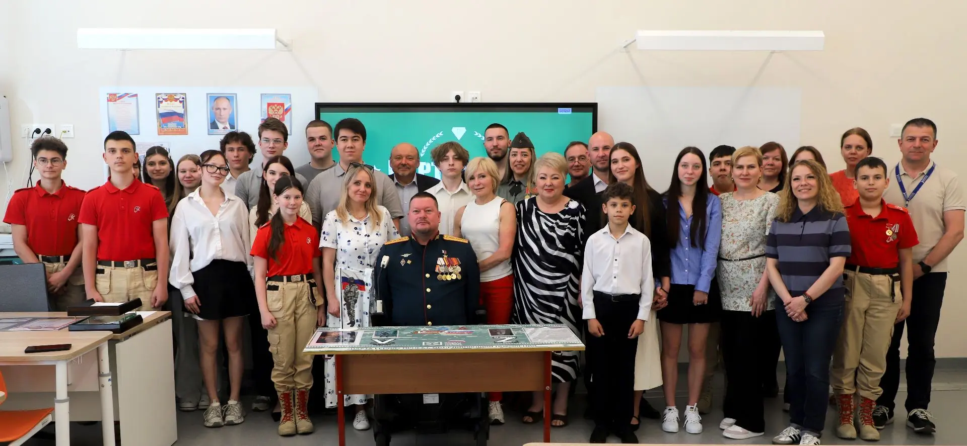 🇷🇺🎖 В гимназии имени Н.В. Пушкова открыли «Парту Героя»   В нашем городе стало ещё на одно место сил